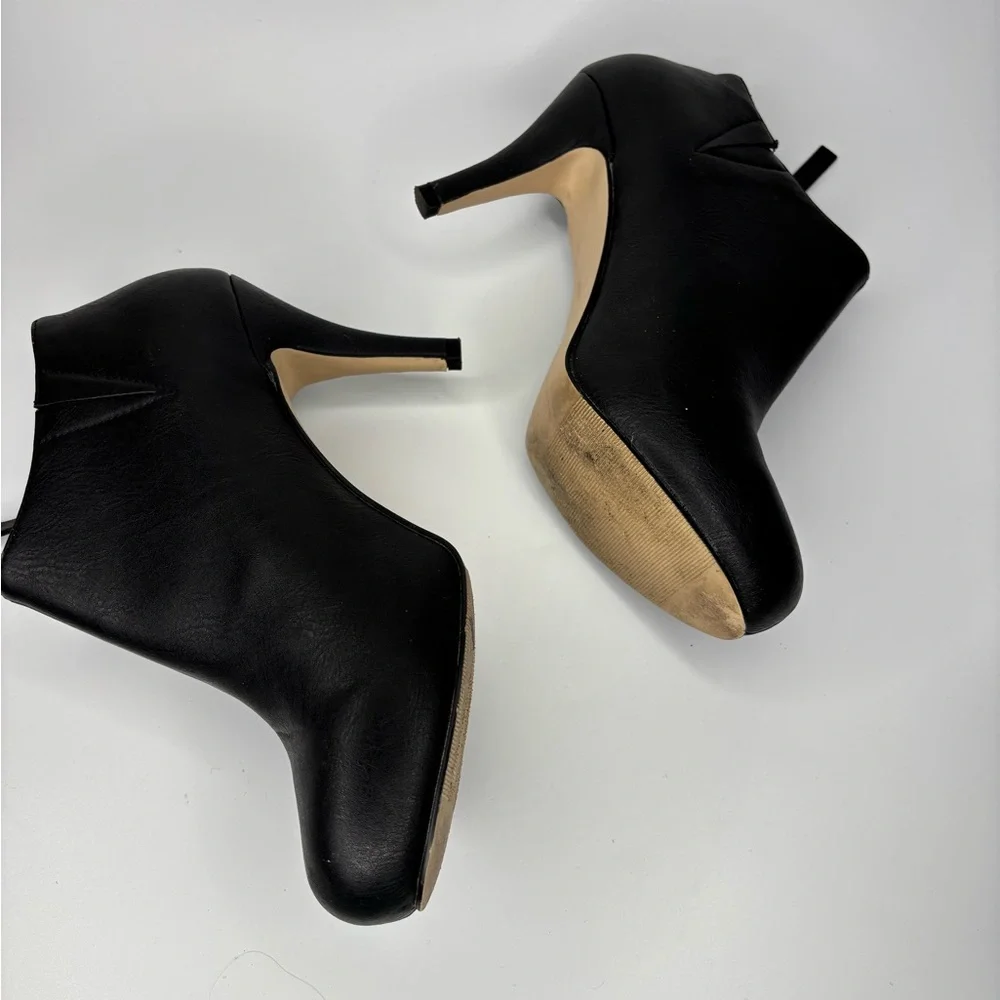 SH2 Madden Girl Elegant Black‎ Ankle Boots Gold Zipper Stilleto 8 Classic Preppy
